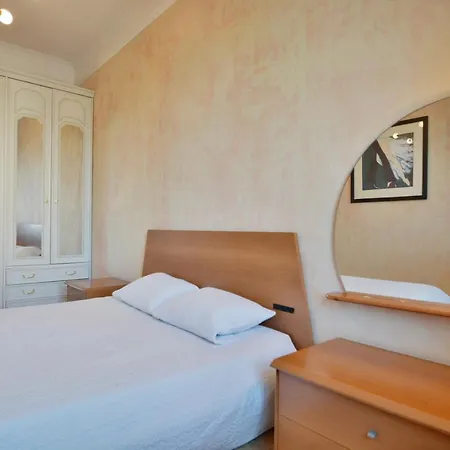 Romanovskaya Sloboda 1 Apartment *